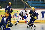 Jaroslav Svoboda v modrém obležení.